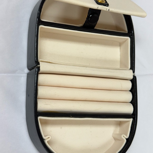 Wolf Heritage Oval Jewelry Zip Case, genuine leather. - Picture 10 of 14